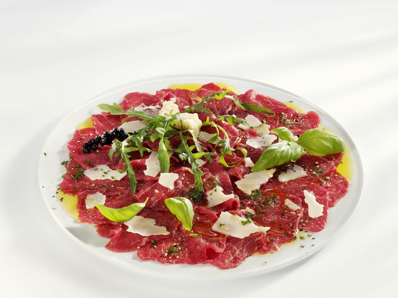 Crudități din cizmă. Preparatul din această săptămână: carpaccio de vițel cu ciuperci proaspete, tulpină de țelină și fulgi de parmezan