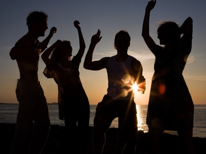 Dacă e august, e vacanță: TELEKOM te conectează la distracția celor mai tari plaje dance din Europa
