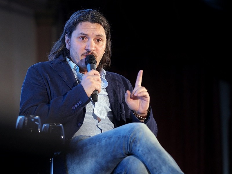 Actorul român Emil Hoștină, într-o distribuție de excepție în noul serial “Vremea barbarilor”