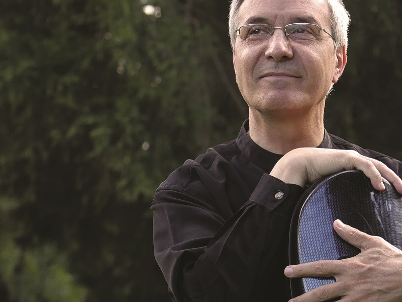 Violoncelistul Marin Cazacu interpretează alături de Orchestra Naţională Radio