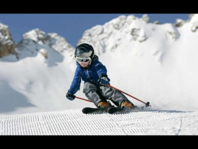 Conform unei analize recente, copiii care schiază sunt mai buni la școală