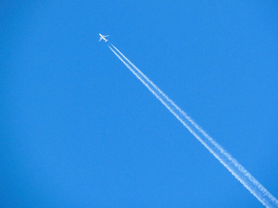 Românii vor putea merge cu avionul la mare începând din aprilie