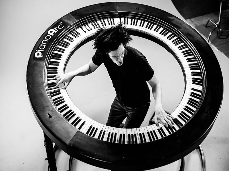 Claviaturistul lui Lady Gaga a inventat un pian de 360° și este demențial