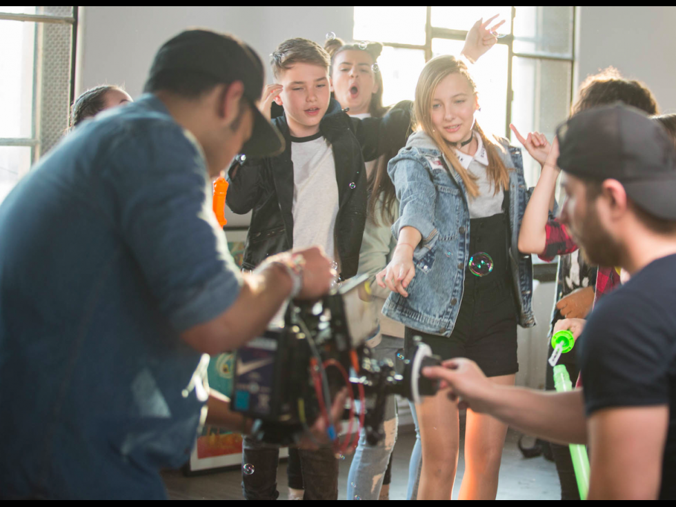 INNA lansează ''Kids in Town'' împreună cu cei 9 copii de la Vocea României Junior INNA lansează ''Kids in Town'' împreună cu cei 9 copii de la Vocea României Junior