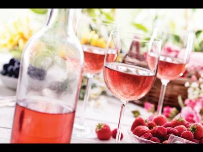 Vinul rosé, un vin mai sprinţar și fără prea multe dureri de cap a doua zi