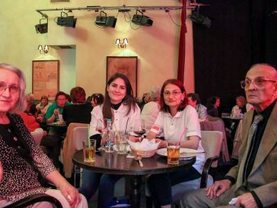 Peste 100 de bunici au fost la teatru în pragul Sărbătorilor Pascale Peste 100 de bunici au fost la teatru în pragul Sărbătorilor Pascale