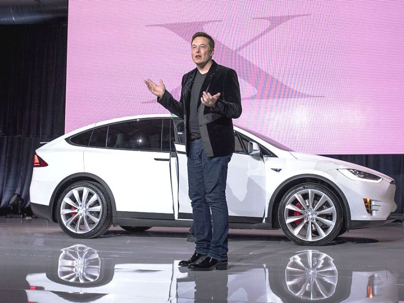 Elon Musk îl părăsește pe Donald Trump