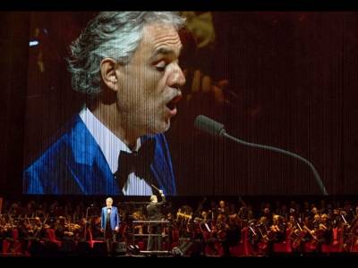 Vocea de aur, Bocelli, va răsuna astăzi în Constituției