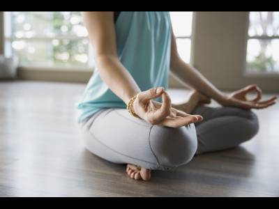 Mișcările yoga care dau timpul înapoi