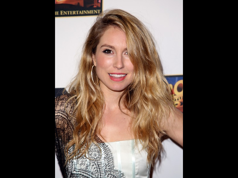 Actrița Sarah Carter este sărbătorita zilei Actrița Sarah Carter este sărbătorita zilei