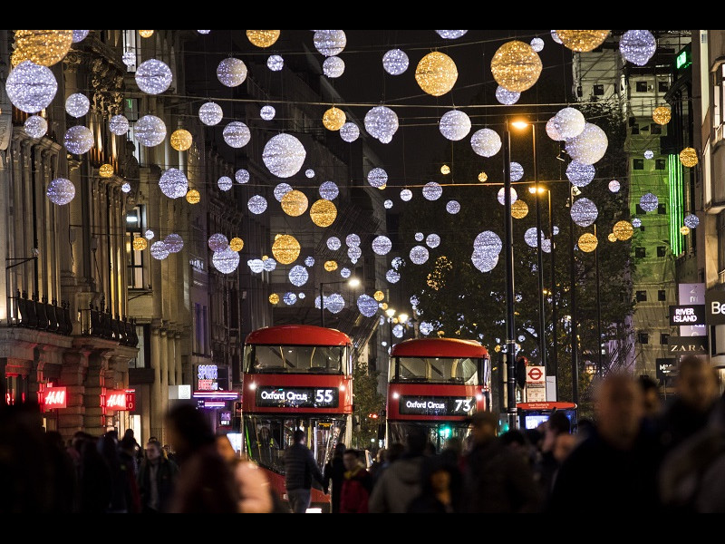 Oxford Street și-a primit luminițele de Crăciun