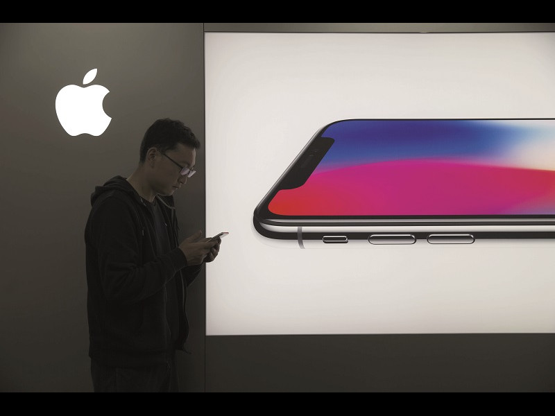 iPhone X, un gadget scump care întoarce priviri