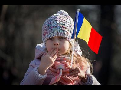 La mulți ani, România! La mulți ani, România!