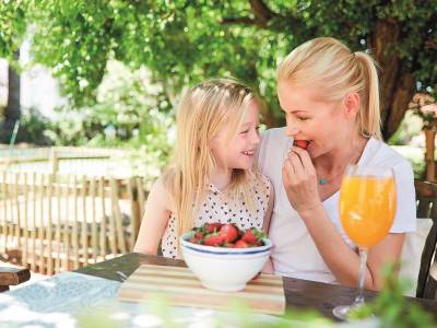 Cum să îţi înveţi copilul să mănânce fructe și legume