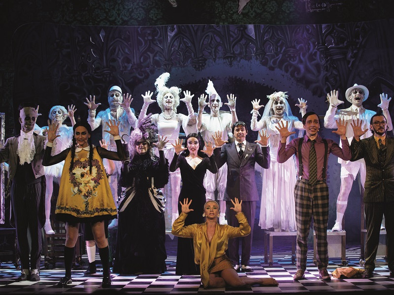 Familia Addams: Let’s live before we die, and dance...