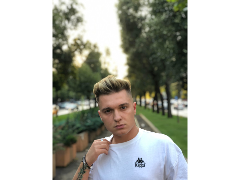 Portret de TikToker: Sunt @louismflr și îmi place să dansez Portret de TikToker: Sunt @louismflr și îmi place să dansez