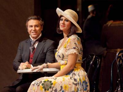 Soprana Angela Gheorghiu în spectacolul care a făcut senzație pe scena celebrei Metropolitan Opera din New York Soprana Angela Gheorghiu în spectacolul care a făcut senzație pe scena celebrei Metropolitan Opera din New York