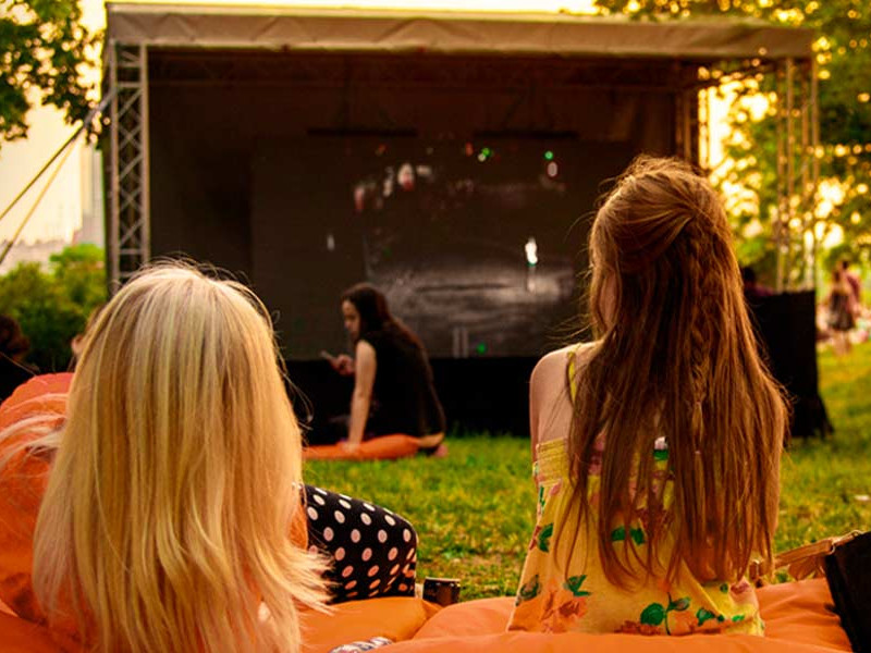 Sala de cinema s-a mutat în aer liber | Programul filmelor din 10-12 iulie 2020 Sala de cinema s-a mutat în aer liber | Programul filmelor din 10-12 iulie 2020