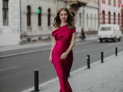 Sunt @serbanlorena și iubesc tot ce înseamnă fashion/beauty și dans - Portret de TikToker