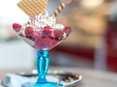 Vrei sa-ti rasfeti invitatii? Inchiriaza un ice cream bar la nunta!